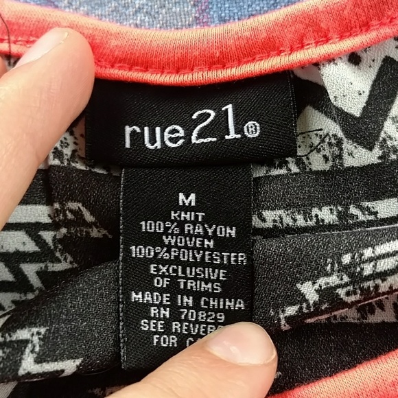 3/4 Sleeve Rue21 Tribal Print Top - Picture 4 of 6